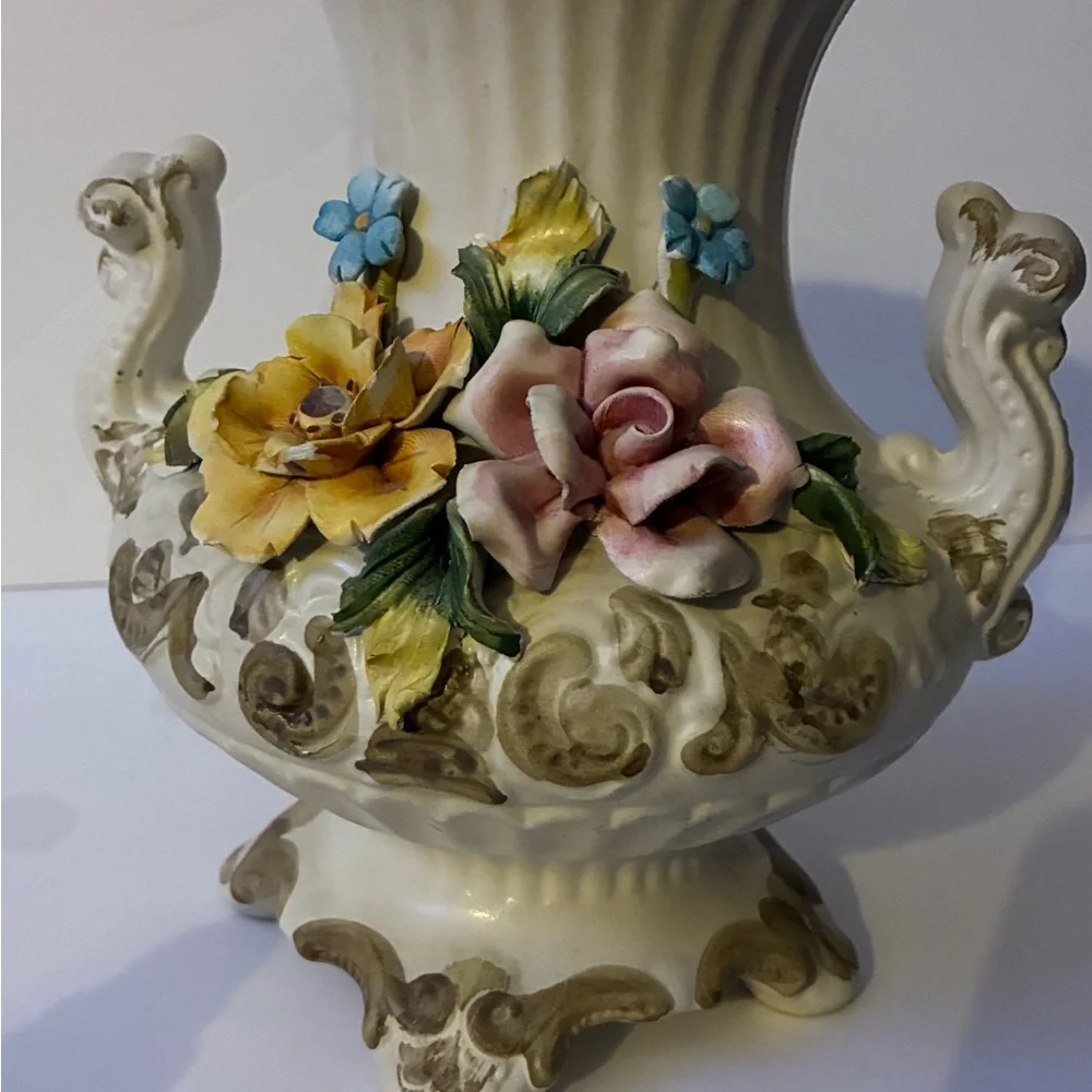 Vintage Italian Capodimonte-style lidded vase Cream With Flowers